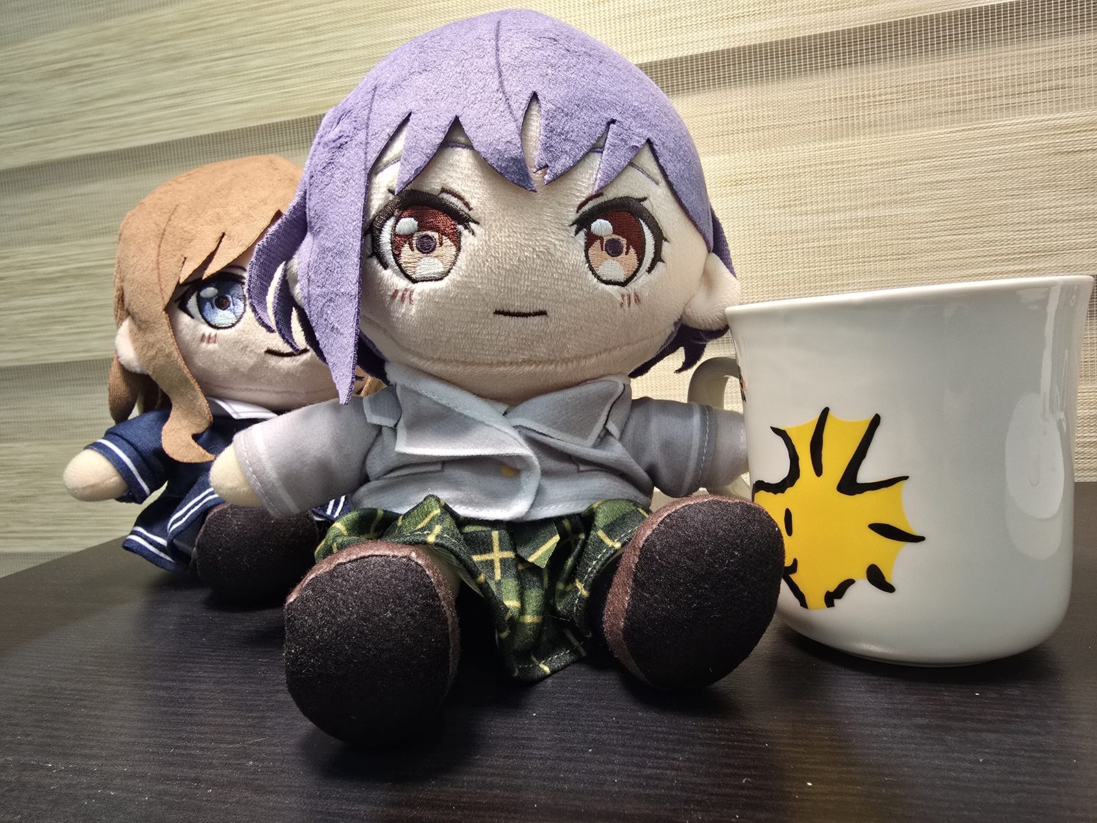 机の上に座る二体のぬいぐるみ。部屋で楽しむぬい活の写真例