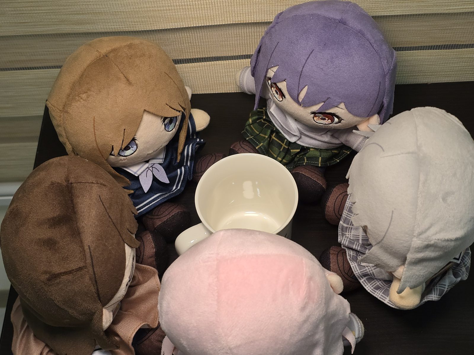複数のぬいぐるみを机の上に並べた集合写真。日常のぬい活記録の例