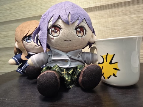 椅子に並んで座る二体のぬいぐるみ